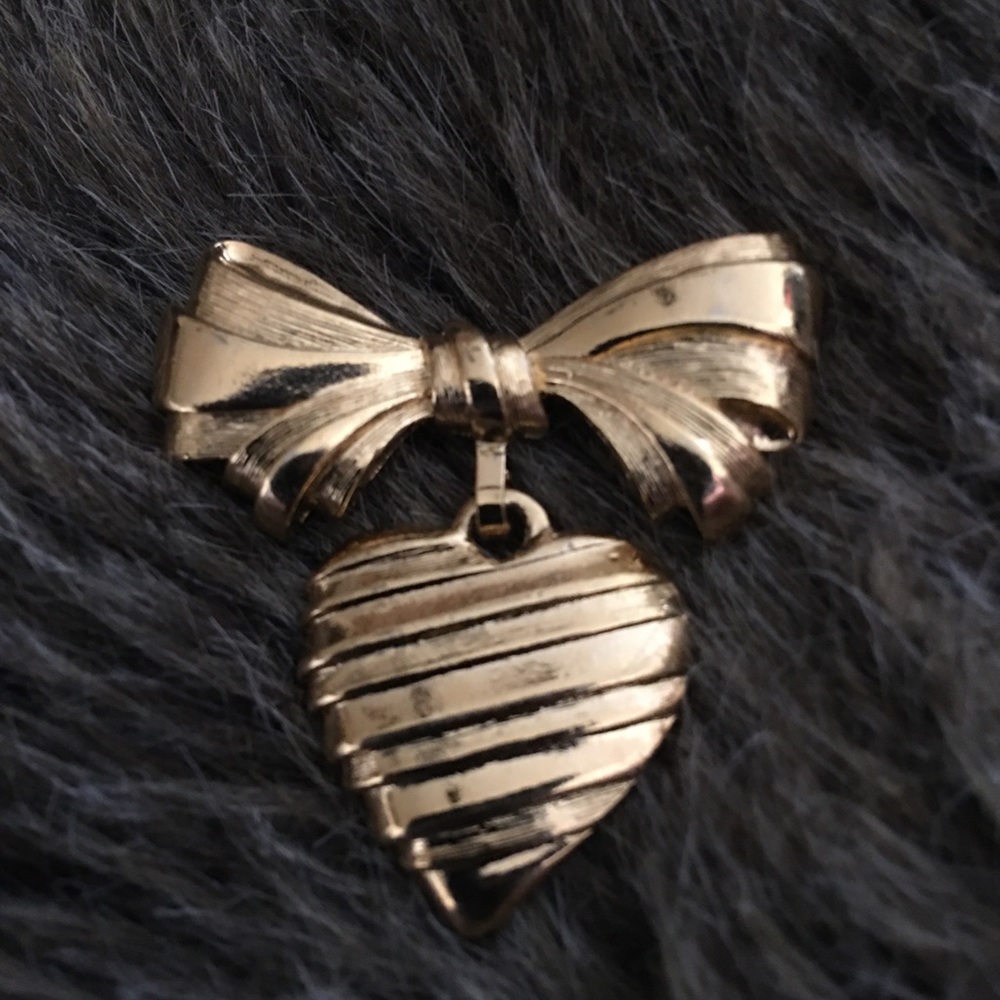 Vintage 80s Avon gold tone heart bow brooch pin